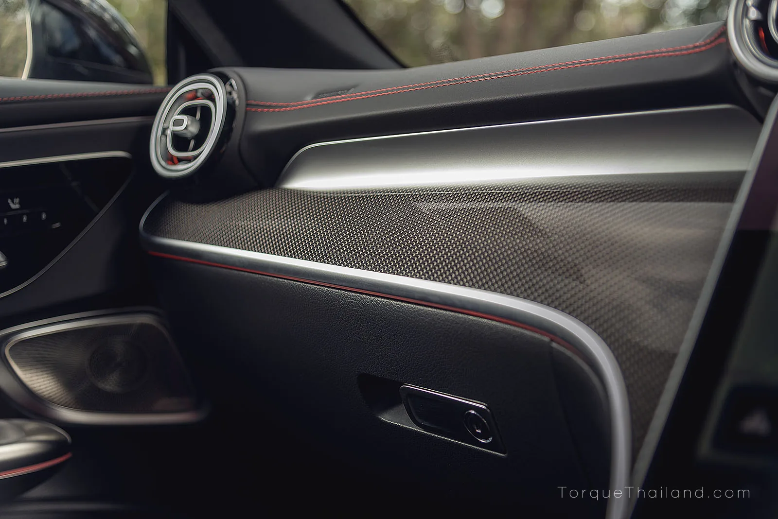 วัสดุตกแต่งคาร์บอนไฟเบอร์บริเวณส่วนล่างของแดชบอร์ดฝั่งผู้โดยสารตอนหน้า เพื่อเพิ่มความสวยงามตามสไตล์รถแข่ง