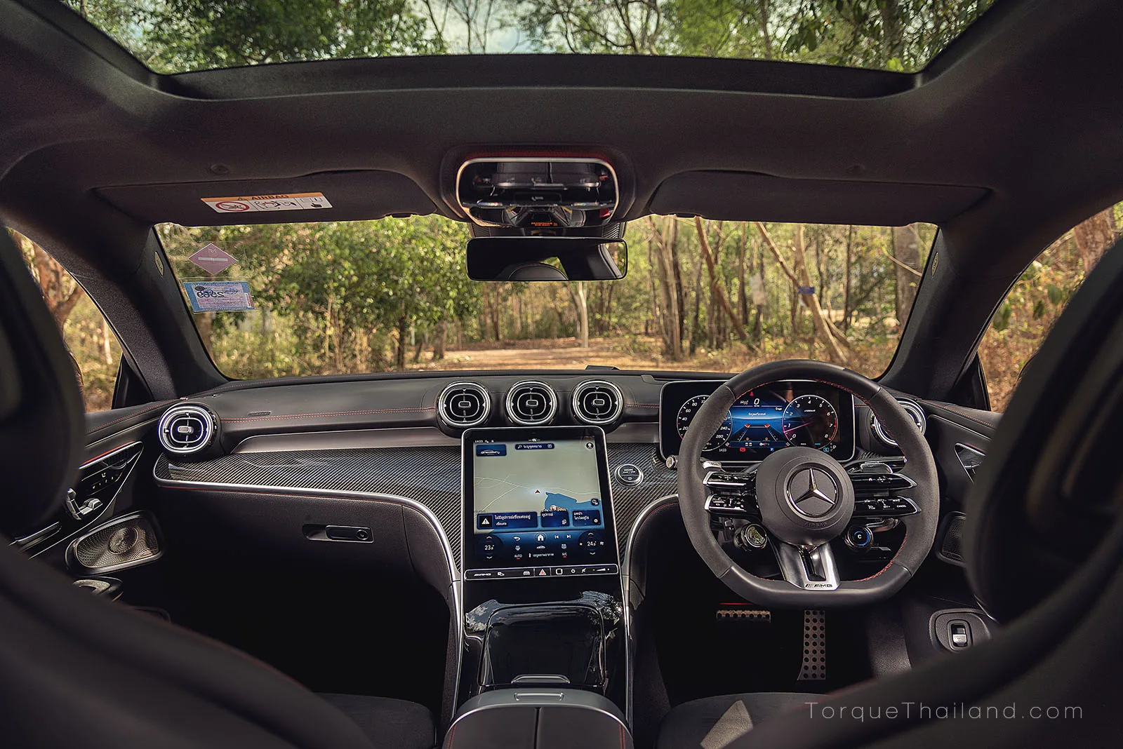 แผงแดชบอร์ดในห้องโดยสารมุมกว้างของ Mercedes-AMG CLE 53 ซึ่งมีพื้นที่เหนือศีรษะเพียงพอสำหรับการสวมหมวกกันน็อกของผู้ขับขี่ที่มีความสูงกว่า 180 เซนติเมตร