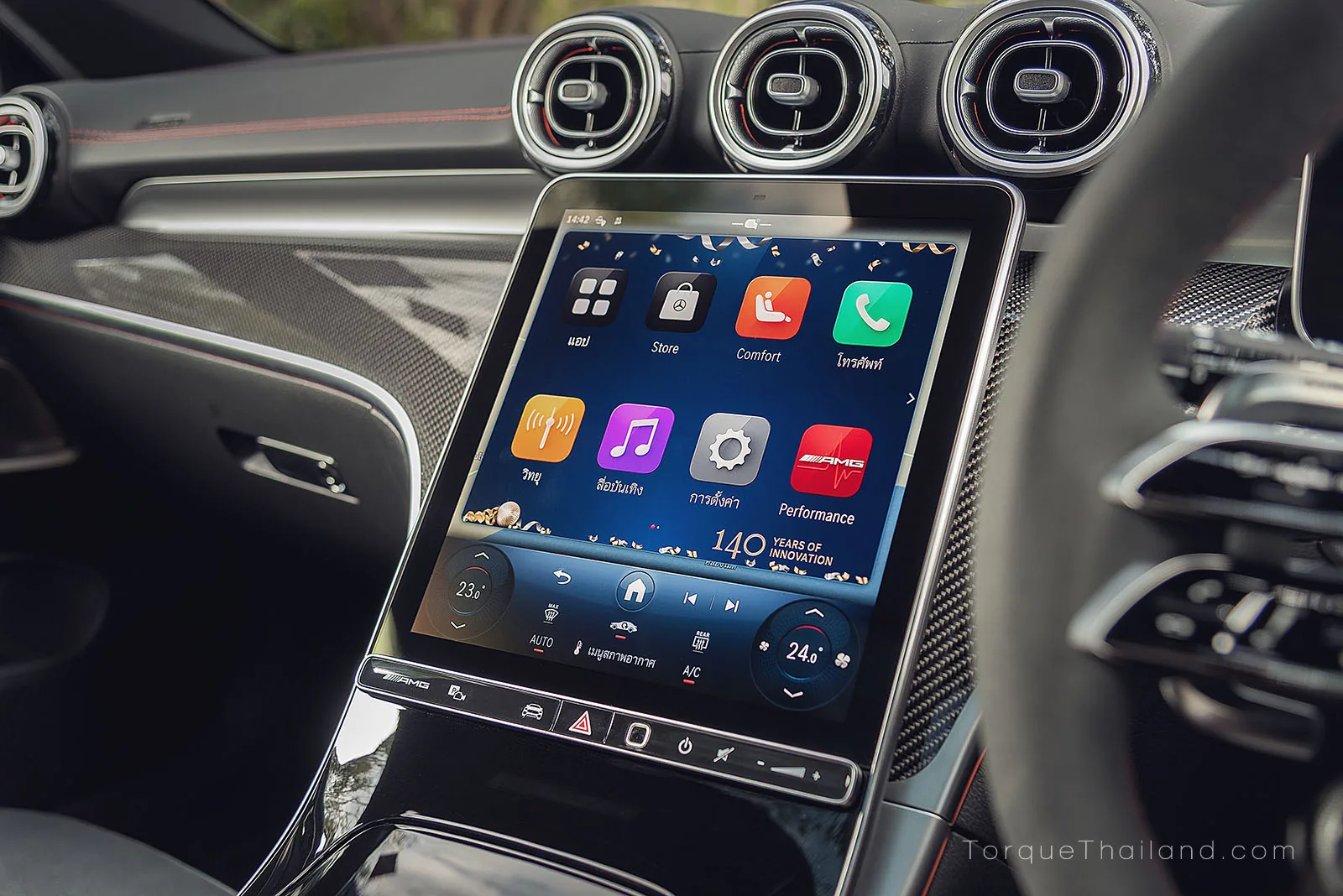 จอแสดงผลส่วนกลางที่รวบรวมฟังก์ชันการปรับแต่งโหมดการขับขี่และระบบต่างๆ ของรถ ซึ่งมีรายละเอียดเมนูที่หลากหลายและตอบสนองได้รวดเร็ว