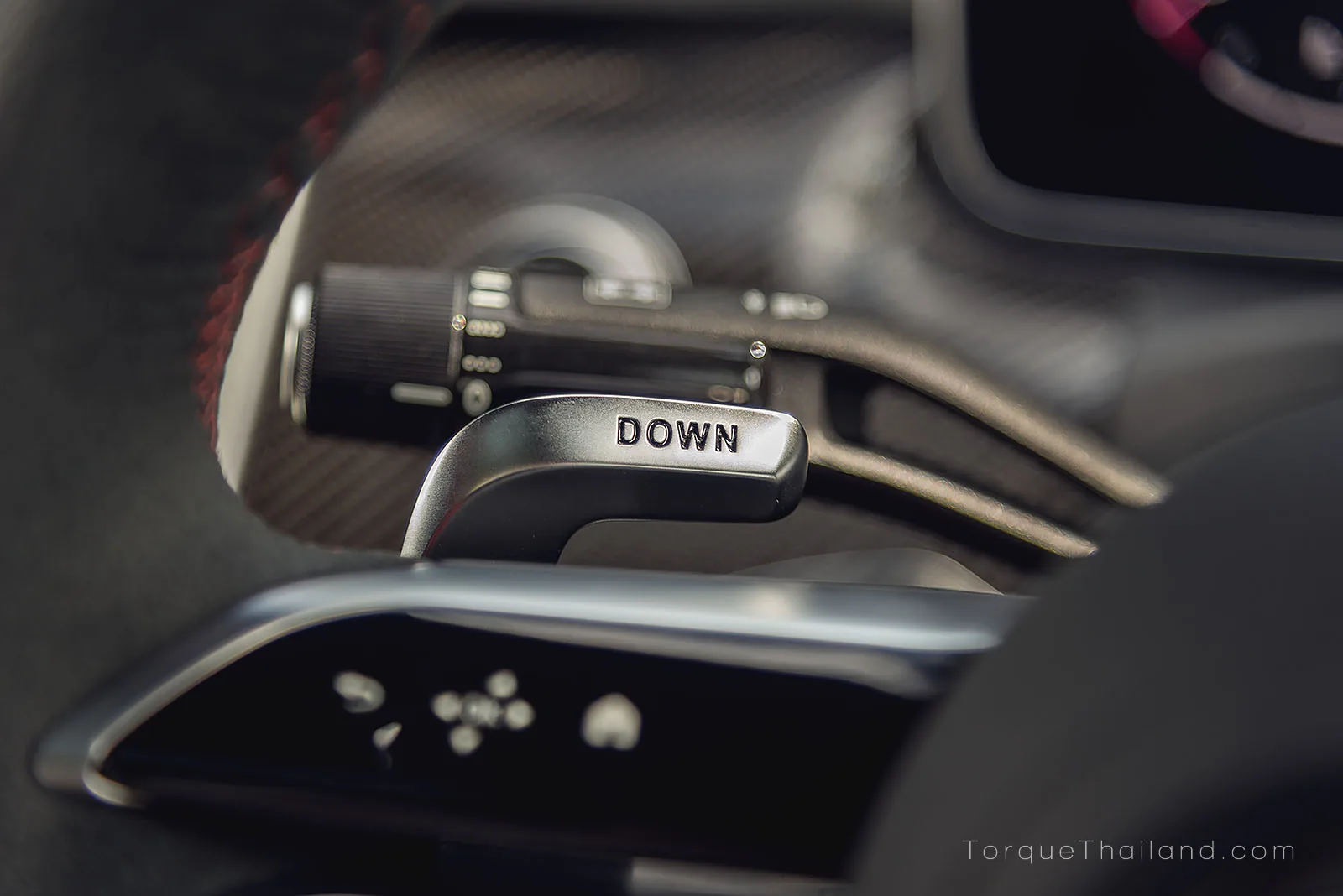 แป้น Paddle Shift ฝั่งซ้ายผลิตจากวัสดุ Galvanize ติดตั้งหลังพวงมาลัย สำหรับใช้เปลี่ยนเกียร์ขึ้นและลงด้วยตนเอง