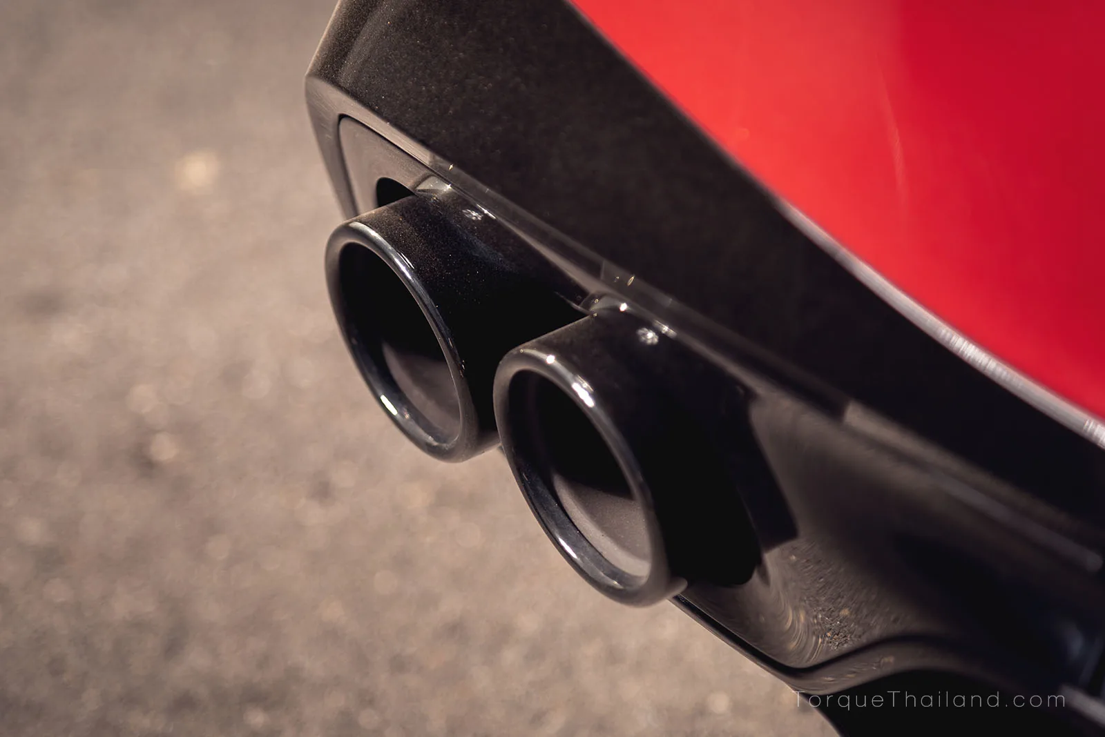 ปลายท่อไอเสียของ Mercedes-AMG CLE 53 ที่มีการปล่อยเสียงสังเคราะห์ตามโหมดการขับขี่และให้เสียงจริงจากปลายท่อในระดับที่ค่อนข้างเบา