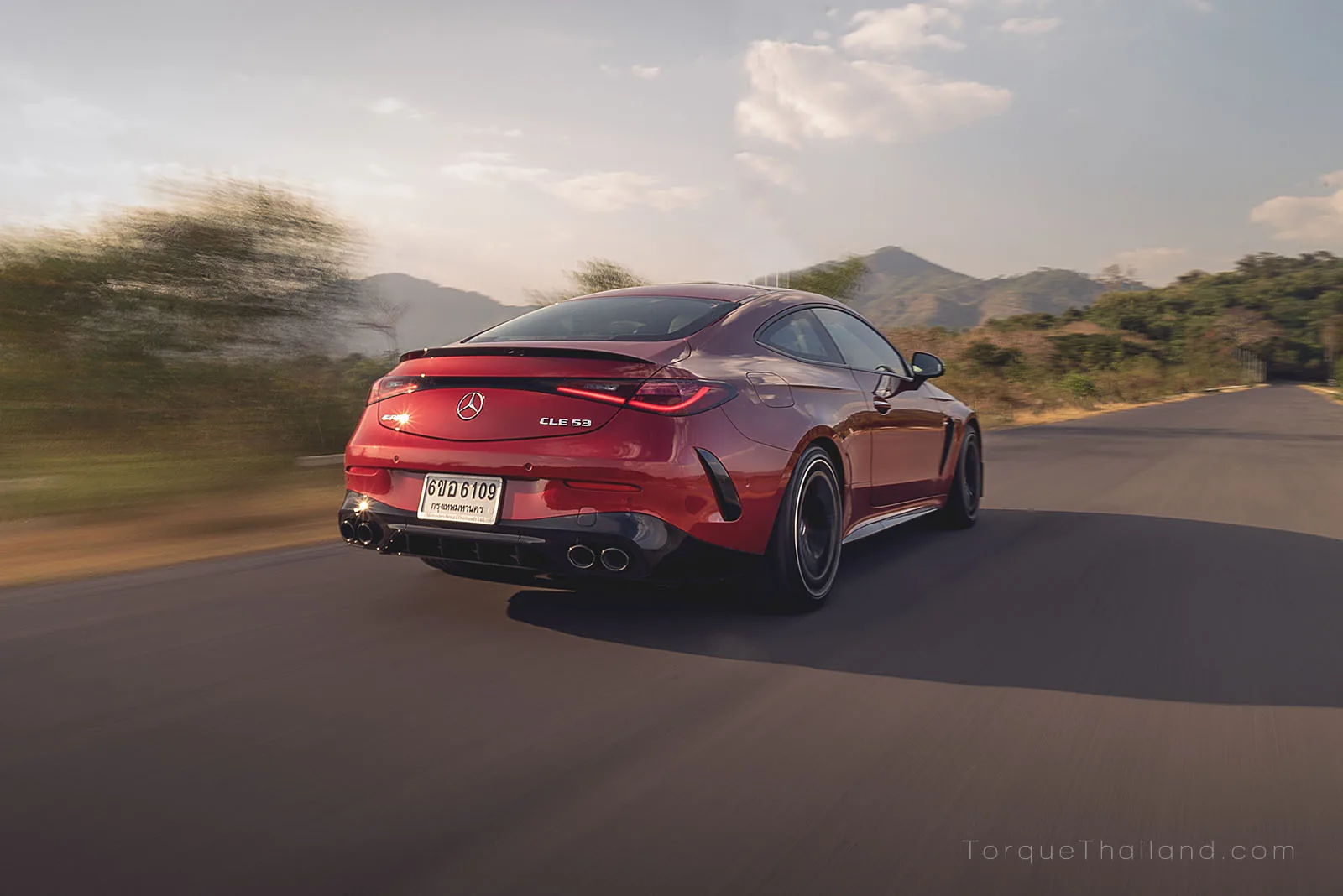 Mercedes-AMG CLE 53 ขณะขับขี่ด้วยความเร็วสูงในโหมด Race พร้อมตั้งค่า MASTER ซึ่งระบบควบคุมไดนามิกส์จะลดการควบคุมลงเพื่อให้แรงบิดตอบสนองต่อการออกจากโค้งได้รวดเร็วขึ้น