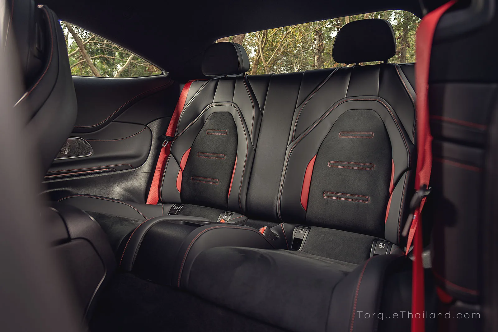 พื้นที่เบาะนั่งด้านหลังที่มีระยะห่างระหว่างศีรษะกับเพดานค่อนข้างน้อยสำหรับผู้โดยสารที่มีส่วนสูงประมาณ 167 เซนติเมตร