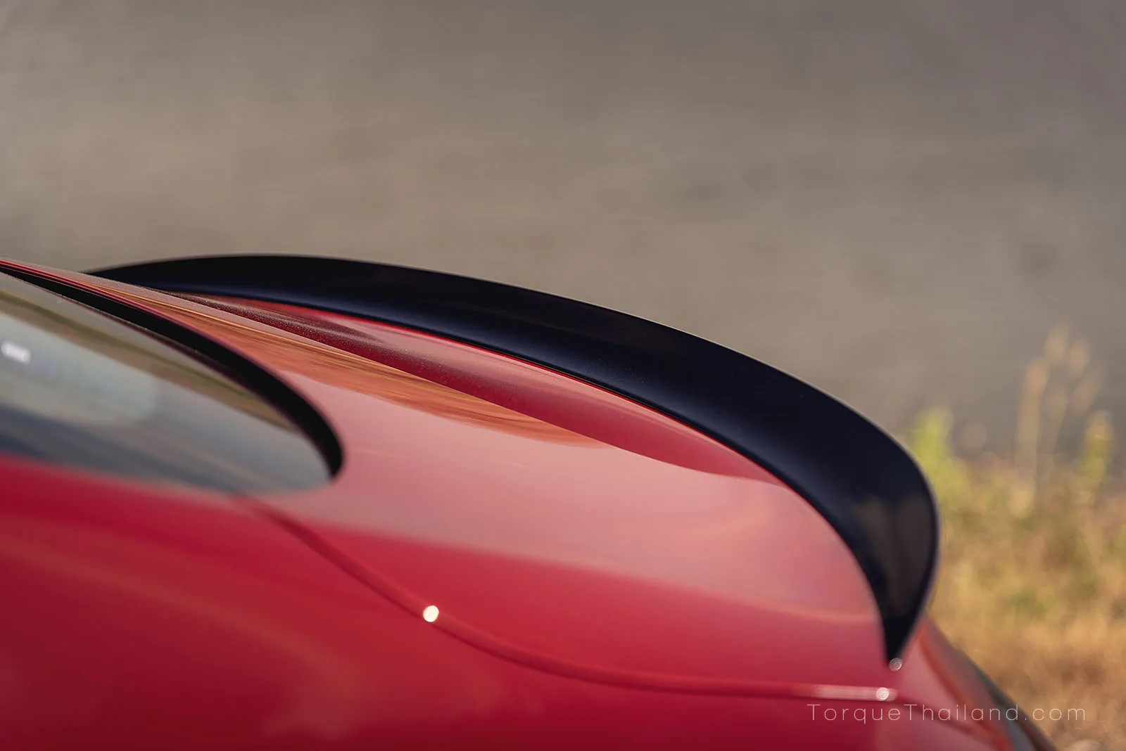 สปอยเลอร์แบบแนบบนฝากระโปรงท้าย ทำหน้าที่เพิ่มแรงกดอากาศให้กับส่วนท้ายของรถ