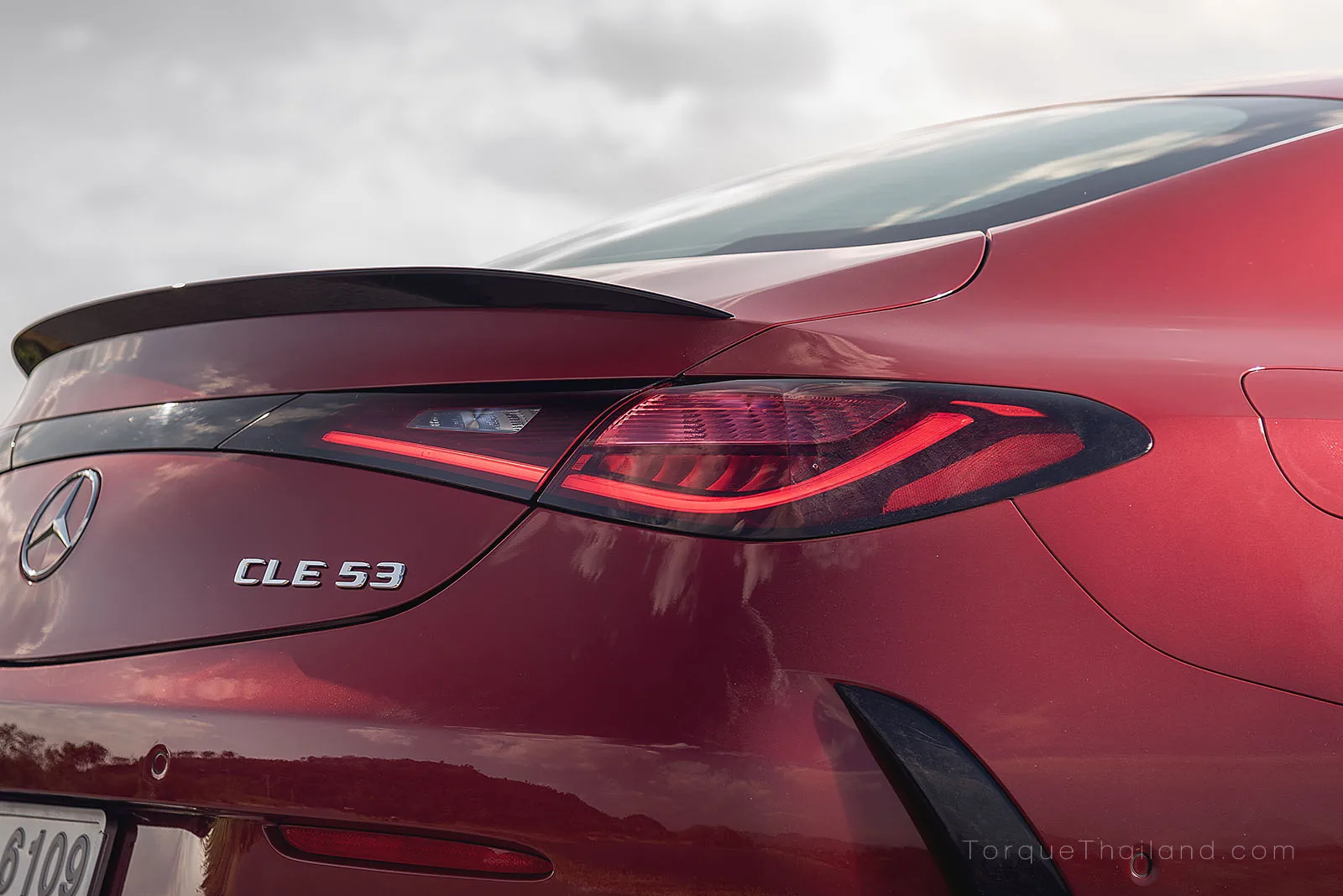 ชุดไฟท้าย Full-LED ฝั่งขวาของรถ เพื่อเพิ่มความปลอดภัยในการขับขี่