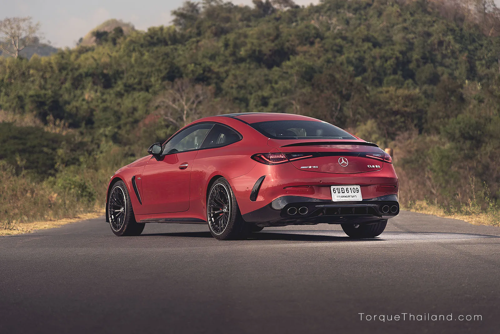 ด้านท้ายรถมุมเฉียงแสดงการออกแบบแอโรไดนามิกบริเวณซุ้มล้อหลังและกันชนท้าย เพื่อเพิ่มเสถียรภาพการทรงตัวขณะขับขี่ด้วยความเร็วสูง