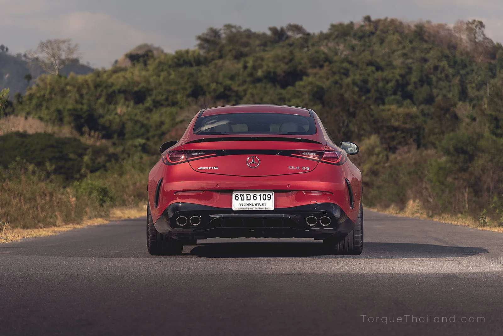 ด้านท้ายรถมุมตรงแสดงดีไซน์ชุดไฟท้ายที่ออกแบบเป็นแถบคาดยาวตลอดแนวความกว้างของตัวรถ