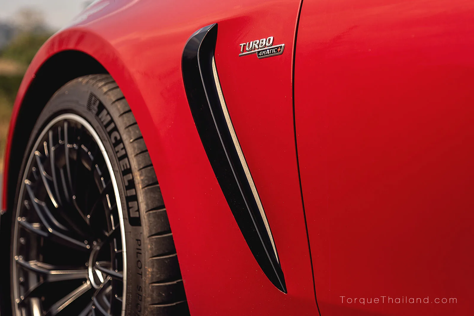 ครีบตกแต่งสีดำเงาบริเวณหลังซุ้มล้อหน้า สำหรับประดับตกแต่งตัวรถโดยไม่มีการเจาะช่องระบายอากาศจริง