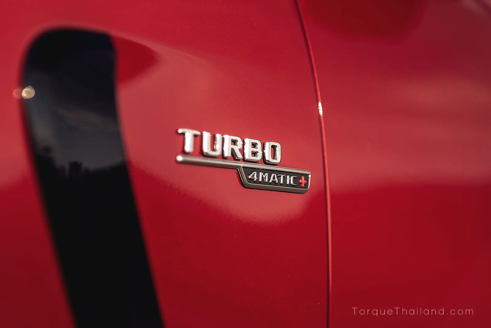 ตราสัญลักษณ์ Turbo - 4Matic+ บนแก้มหน้าของรถ ซึ่งเป็นระบบขับเคลื่อนที่ให้แรงยึดเกาะและการตอบสนองของหน้ารถที่แม่นยำตามทิศทางการหมุนพวงมาลัย