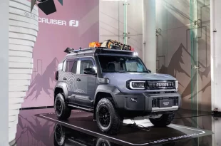 Text: Toyota Land Cruiser FJ 2026 สี Smoky Blue มุมหน้าสามส่วน