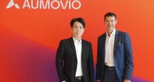 AUMOVIO เปิดตัวอย่างเป็นทางการในประเทศไทย พร้อมผู้บริหารถ่ายภาพหน้าแบ็กดรอปแบรนด์