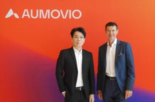 AUMOVIO เปิดตัวอย่างเป็นทางการในประเทศไทย พร้อมผู้บริหารถ่ายภาพหน้าแบ็กดรอปแบรนด์