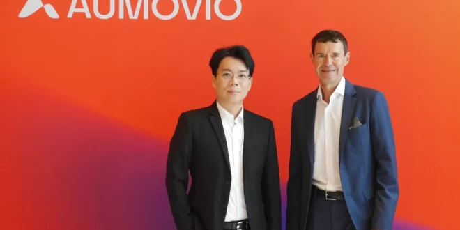 AUMOVIO เปิดตัวอย่างเป็นทางการในประเทศไทย พร้อมผู้บริหารถ่ายภาพหน้าแบ็กดรอปแบรนด์