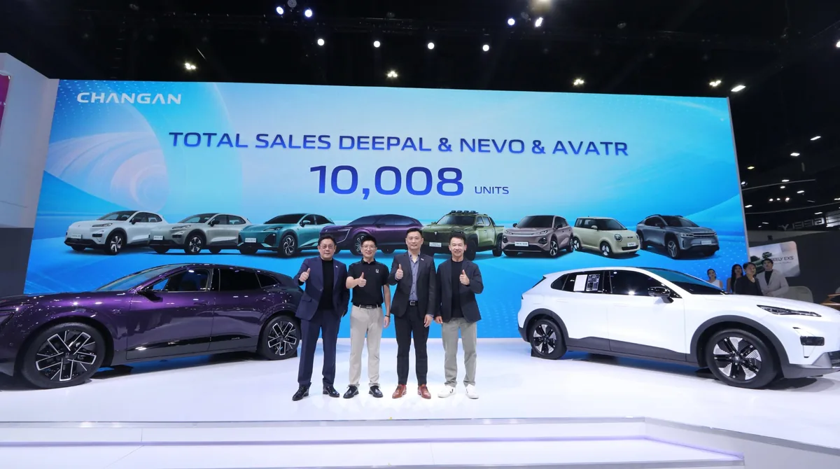 CHANGAN ประกาศยอดขายรวม 10,008 คัน ในงาน Motor Show 2026 ผู้บริหาร CHANGAN ถ่ายภาพหน้าบูธในงาน Motor Show 2026 พร้อมสรุปยอดขายรวม DEEPAL, NEVO และ AVATR จำนวน 10,008 คัน