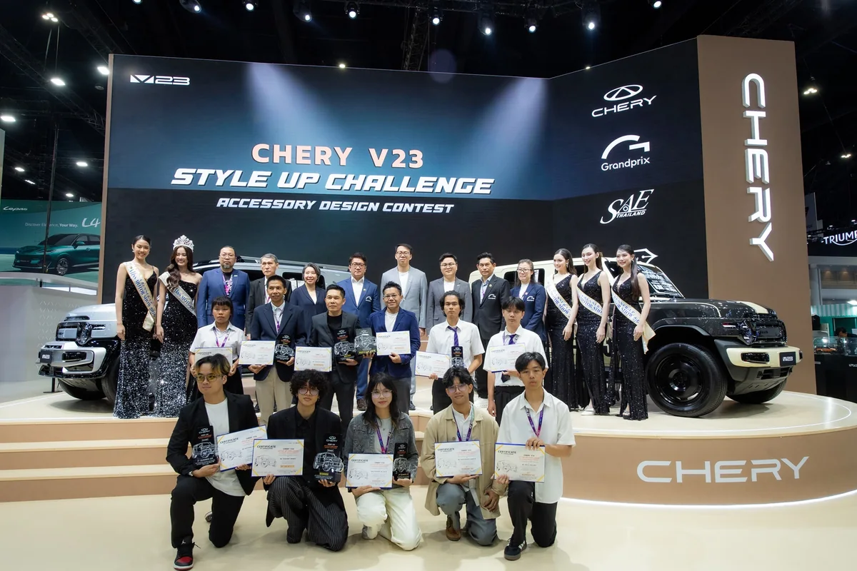 พิธีมอบรางวัล Chery V23 Style Up Challenge ที่งาน Motor Show 2026 ภาพรวมพิธีมอบรางวัล Chery V23 Style Up Challenge พร้อมผู้บริหาร ผู้เข้ารอบ และผู้ชนะการประกวดในงาน Motor Show 2026