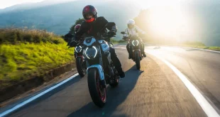 Ducati Monster 2026 ขณะขับขี่บนถนนภูเขา สะท้อนคาแรกเตอร์ Naked Bike สปอร์ต