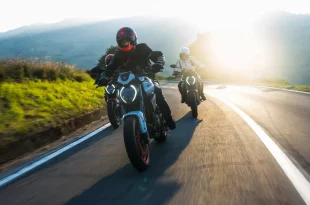 Ducati Monster 2026 ขณะขับขี่บนถนนภูเขา สะท้อนคาแรกเตอร์ Naked Bike สปอร์ต