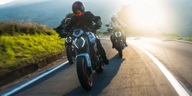 Ducati Monster 2026 ขณะขับขี่บนถนนภูเขา สะท้อนคาแรกเตอร์ Naked Bike สปอร์ต