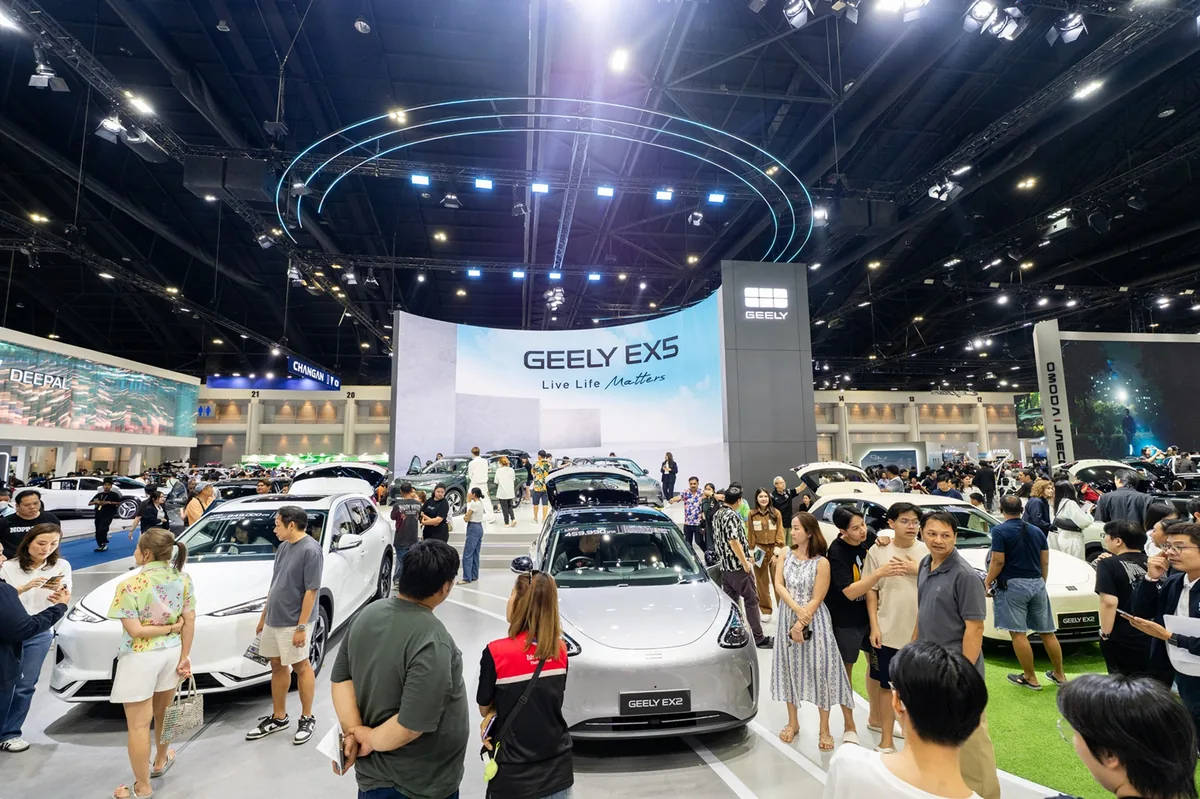 บรรยากาศผู้ชมบูธ GEELY ในงาน Motor Show 2026 ผู้เข้าชมบูธ GEELY EX5 และ GEELY EX2 ในงาน Motor Show 2026 อย่างคึกคัก