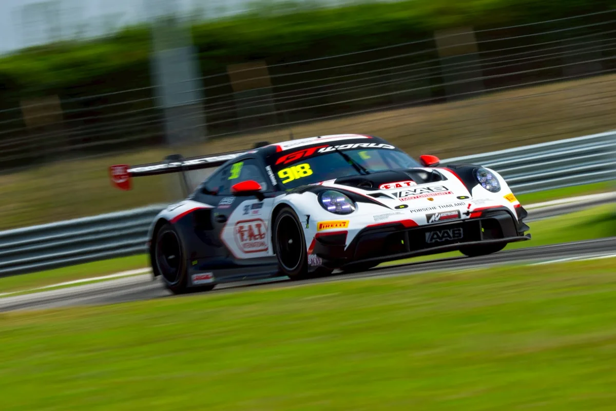 รถแข่ง Porsche 918 ลงแข่งขัน GT World Challenge Asia ที่เซปัง หมายเลข 918 ของ AAS Motorsport เร่งความเร็วกลางสนามเซปัง