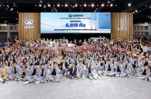 ภาพหมู่ทีมงาน GWM Thailand ฉลองความสำเร็จยอดจองในงาน Motor Show 2026