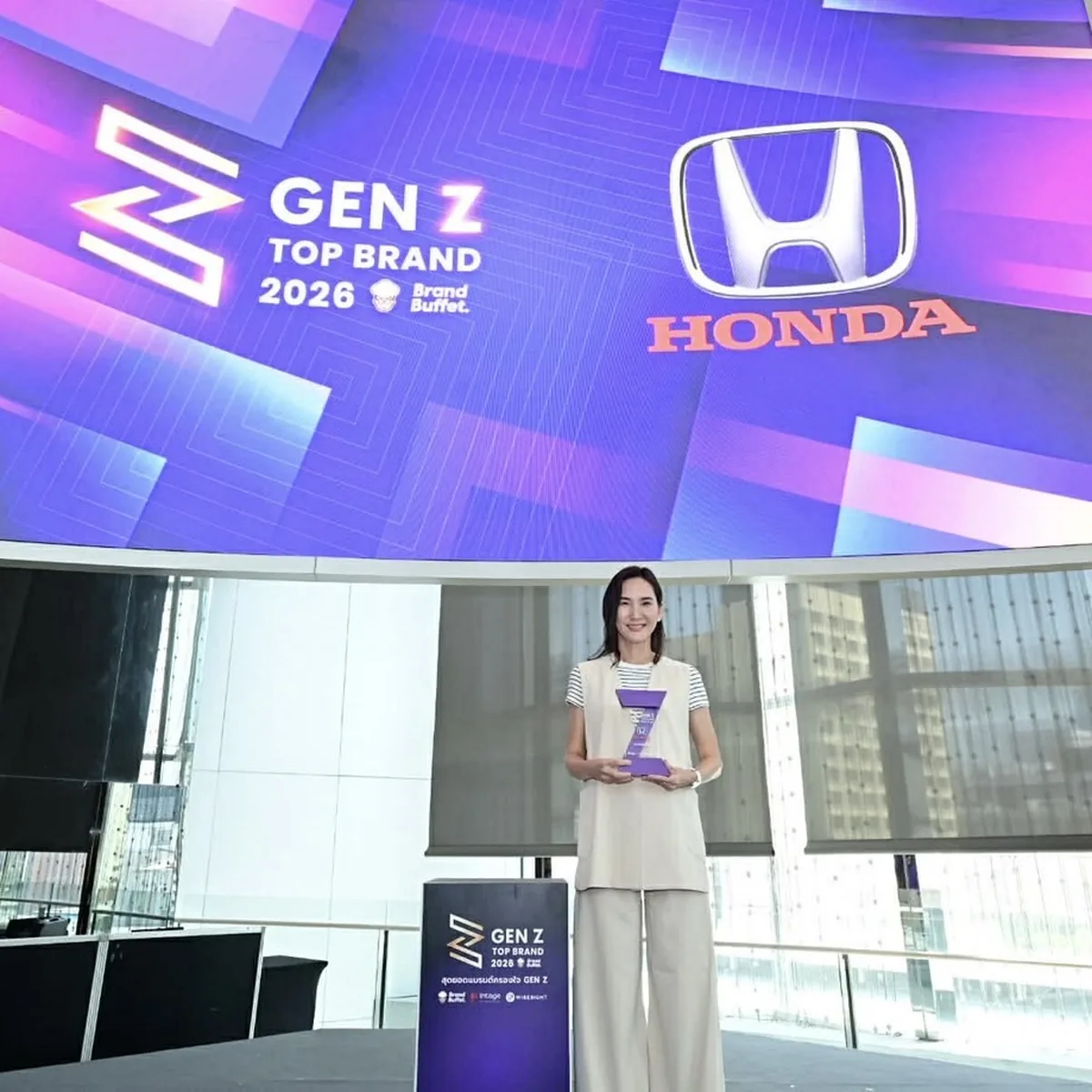 นางรัชนี จิรถาวรกุล ผู้จัดการทั่วไปหน่วยงานการตลาดและวางแผนผลิตภัณฑ์ บริษัท ฮอนด้า ออโตโมบิล (ประเทศไทย) จำกัด รับรางวัล GEN Z TOP BRAND AWARD 2026 ผู้แทนฮอนด้ารับรางวัล GEN Z TOP BRAND AWARD 2026 ในหมวด Automotive