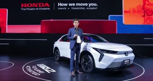 ผู้บริหารฮอนด้ารับรางวัลพร้อมรถต้นแบบ Honda e:N2 บนเวที