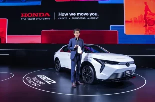 ผู้บริหารฮอนด้ารับรางวัลพร้อมรถต้นแบบ Honda e:N2 บนเวที