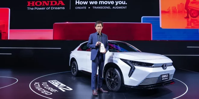 ผู้บริหารฮอนด้ารับรางวัลพร้อมรถต้นแบบ Honda e:N2 บนเวที