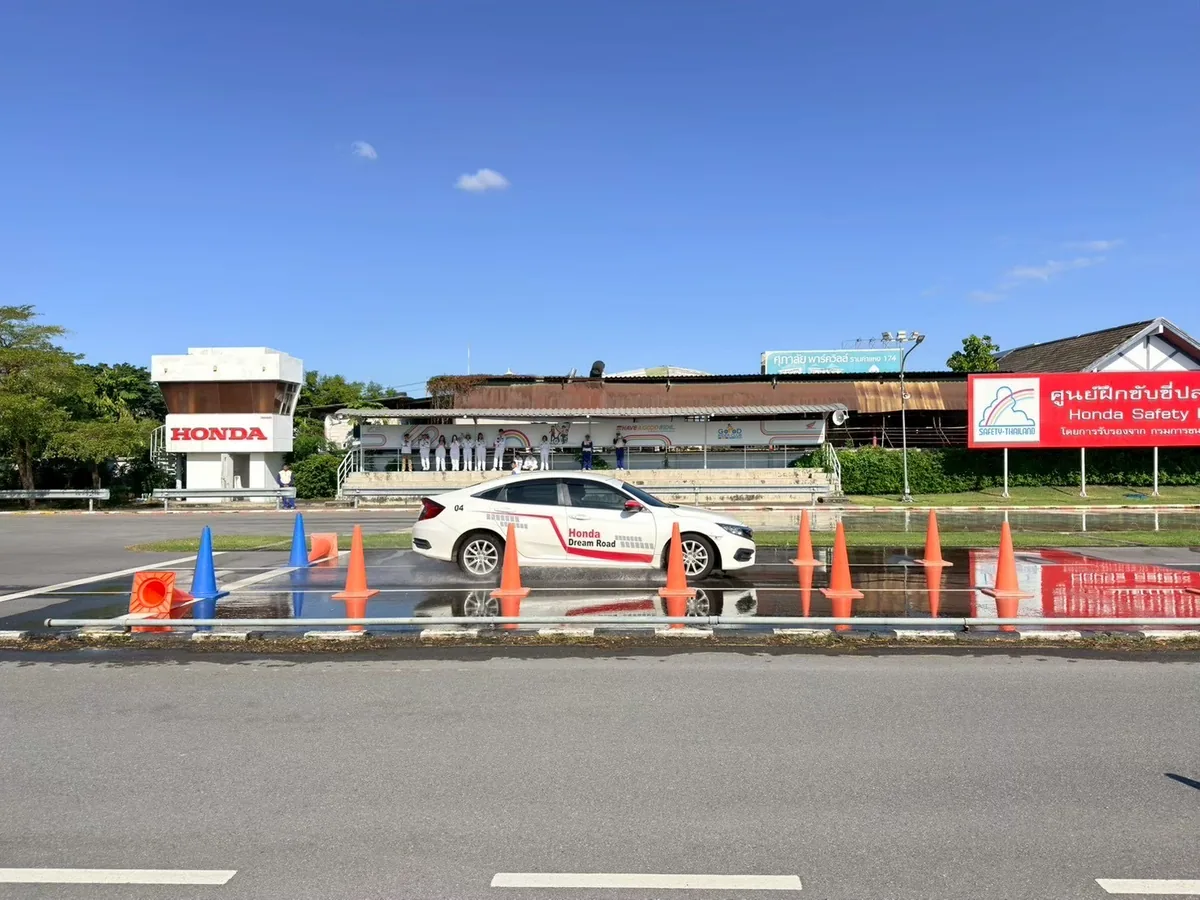 ศูนย์ฝึกขับขี่ปลอดภัยฮอนด้า สนับสนุนการขับขี่อย่างปลอดภัย รถ Honda Dream Road ขณะฝึกขับในศูนย์ฝึกขับขี่ปลอดภัยฮอนด้า
