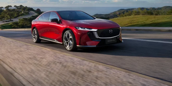 Mazda6e รถยนต์ไฟฟ้าสีแดงกำลังขับบนถนน สะท้อนดีไซน์หรูสปอร์ตที่คว้ารางวัล World Car Design of the Year 2026