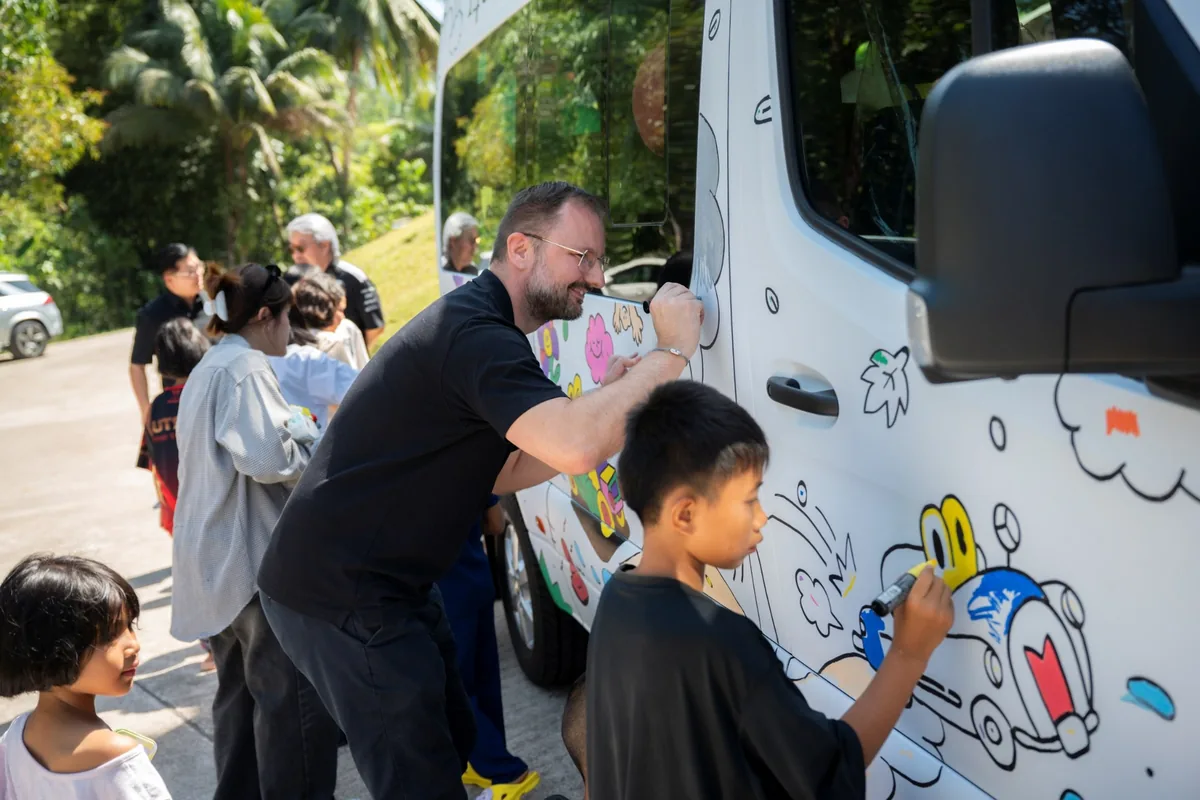 กิจกรรมออกแบบรถ Sprinter ร่วมกับเด็กเยาววิทย์ ผู้บริหารเมอร์เซเดส-เบนซ์ ร่วมกิจกรรมศิลปะกับเด็กนักเรียนเยาววิทย์บนรถ Sprinter รุ่นพิเศษ