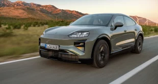 Porsche Cayenne Coupé Electric ใหม่ ขณะขับขี่บนถนนภูเขา สะท้อนดีไซน์สปอร์ตของเอสยูวีไฟฟ้าทรงคูเป้