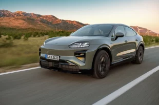 Porsche Cayenne Coupé Electric ใหม่ ขณะขับขี่บนถนนภูเขา สะท้อนดีไซน์สปอร์ตของเอสยูวีไฟฟ้าทรงคูเป้