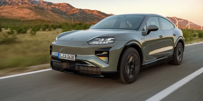 Porsche Cayenne Coupé Electric ใหม่ ขณะขับขี่บนถนนภูเขา สะท้อนดีไซน์สปอร์ตของเอสยูวีไฟฟ้าทรงคูเป้