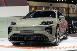 Porsche Cayenne Turbo Electric มุมหน้าเฉียง ภายในงาน Motor Show 2026