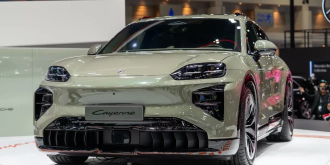Porsche Cayenne Turbo Electric มุมหน้าเฉียง ภายในงาน Motor Show 2026