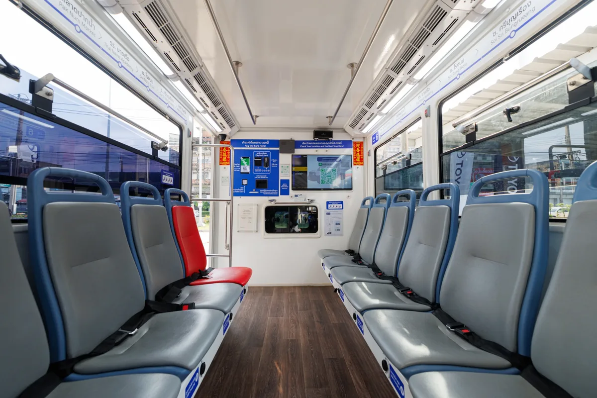 ภายในรถสองแถวนวัตกรรมใหม่ โตโยต้า ภายในห้องโดยสารรถสองแถวนวัตกรรมใหม่ พร้อมเบาะเดี่ยวและเข็มขัดนิรภัย