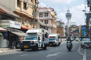 รถสองแถวนวัตกรรมใหม่ โตโยต้า วิ่งให้บริการบนถนนในสมุทรปราการ