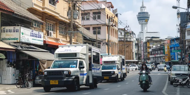 รถสองแถวนวัตกรรมใหม่ โตโยต้า วิ่งให้บริการบนถนนในสมุทรปราการ