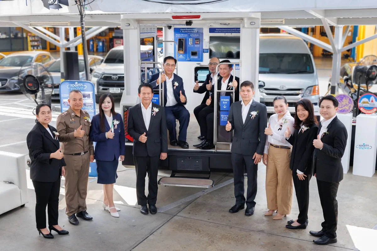 ผู้บริหารร่วมเปิดตัวรถสองแถวนวัตกรรมใหม่ โตโยต้า คณะผู้บริหารถ่ายภาพร่วมกับรถสองแถวนวัตกรรมใหม่ของโตโยต้า