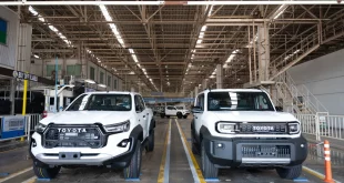 Toyota Hilux และ Land Cruiser FJ จอดแสดงในพื้นที่สายการผลิตของโรงงาน
