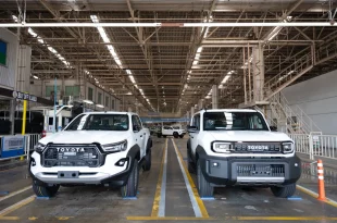 Toyota Hilux และ Land Cruiser FJ จอดแสดงในพื้นที่สายการผลิตของโรงงาน