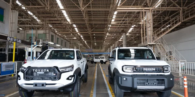 Toyota Hilux และ Land Cruiser FJ จอดแสดงในพื้นที่สายการผลิตของโรงงาน