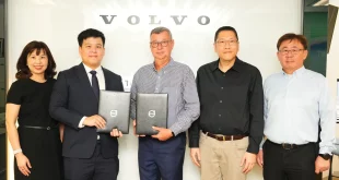 ผู้บริหารวอลโว่ คาร์ ประเทศไทย และบริษัท ลิคก้าบิล ร่วมลงนามเปิดโชว์รูมวอลโว่แห่งใหม่ในจังหวัดอุบลราชธานี