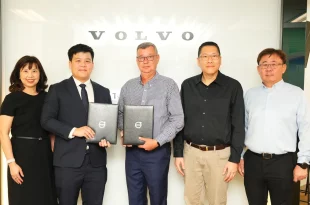 ผู้บริหารวอลโว่ คาร์ ประเทศไทย และบริษัท ลิคก้าบิล ร่วมลงนามเปิดโชว์รูมวอลโว่แห่งใหม่ในจังหวัดอุบลราชธานี