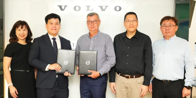 ผู้บริหารวอลโว่ คาร์ ประเทศไทย และบริษัท ลิคก้าบิล ร่วมลงนามเปิดโชว์รูมวอลโว่แห่งใหม่ในจังหวัดอุบลราชธานี
