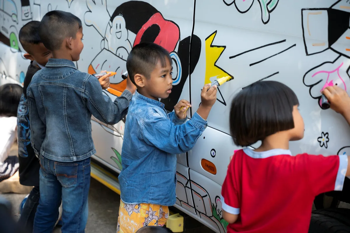 เด็กเยาววิทย์ร่วมระบายสี Mercedes-Benz Sprinter รุ่นพิเศษ เด็กนักเรียนโรงเรียนเยาววิทย์ร่วมระบายสีบนรถ Mercedes-Benz Sprinter รุ่นพิเศษ