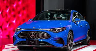 Mercedes-Benz CLA 250+ 2026 สีฟ้า มุมด้านหน้าเฉียง