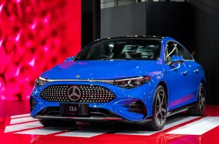 Mercedes-Benz CLA 250+ 2026 สีฟ้า มุมด้านหน้าเฉียง
